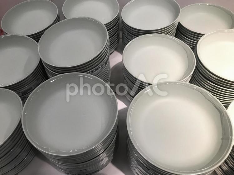 台の上に置かれた沢山の白いシンプルな皿 皿,食器,丸いの写真素材