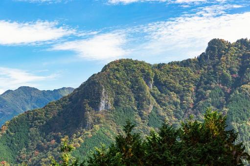 色づき始めた秋の秩父(妙法ヶ岳を望む) 秋の風景,山,紅葉の写真素材