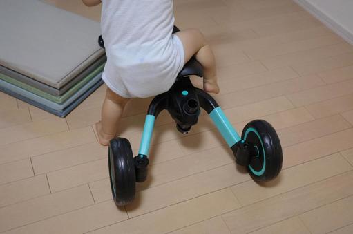家の中で三輪車に乗る赤ちゃん 三輪車,家,赤ちゃんの写真素材