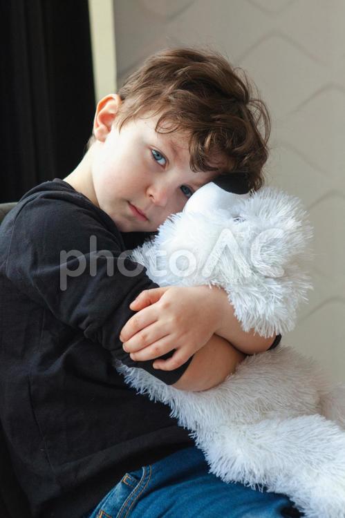 ぬいぐるみを抱きしめる男の子 男の子,ぬいぐるみ,シロクマの写真素材