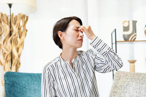 目頭をおさえる女性 目頭をおさえる女性 頭痛,女性,偏頭痛の写真素材