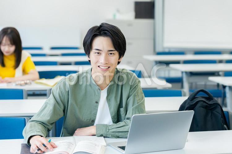 教室で授業を受ける大学生 大学生,教室,男性の写真素材