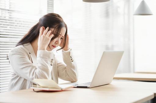 Asian woman holding her head in trouble, женщина, деловая женщина, беда, JPG