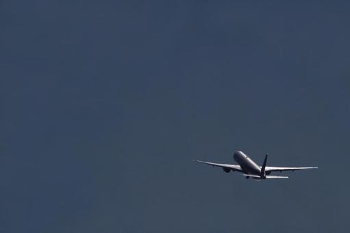 離陸する飛行機 離陸する飛行機の写真