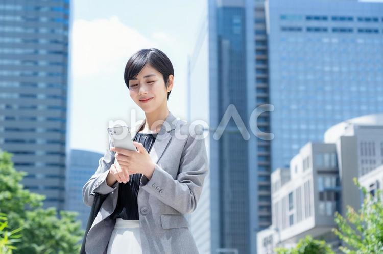 オフィス街で働く若いビジネスウーマン ビジネス,女性,ビジネスウーマンの写真素材