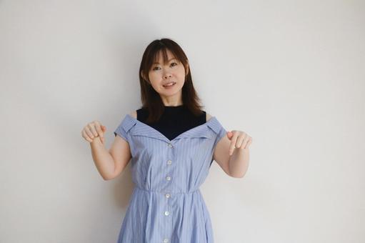 案内する女性 案内する女性 案内,プレゼンテーション,コミュニケーションの写真素材
