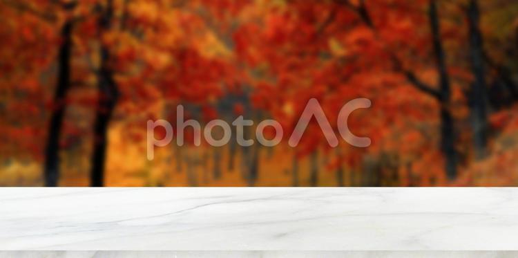 何もない大理石のテーブルとぼやけた紅葉の背景 テーブル,背景,明るいの写真素材