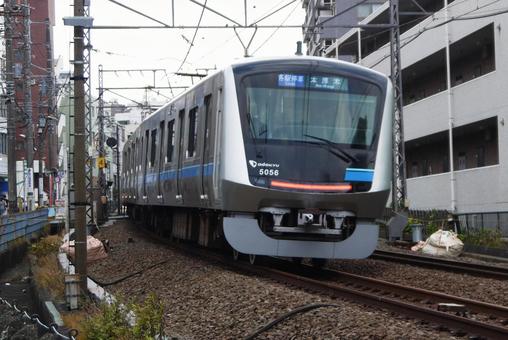 Odakyu Line 5000 series local train bound for Hon-Atsugi, JPG Odakyu Line 5000 series local train bound for Hon-Atsugi, JPG