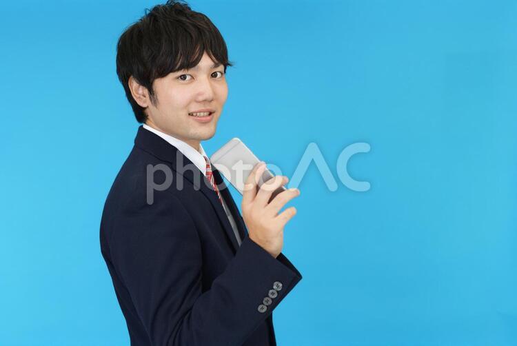 スマートフォンを持つ男性 男性,ビジネスマン,男の写真素材
