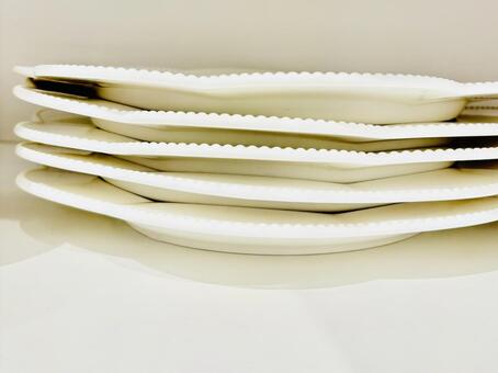 食器棚の中の白い皿 食器,皿,整理整頓の写真素材