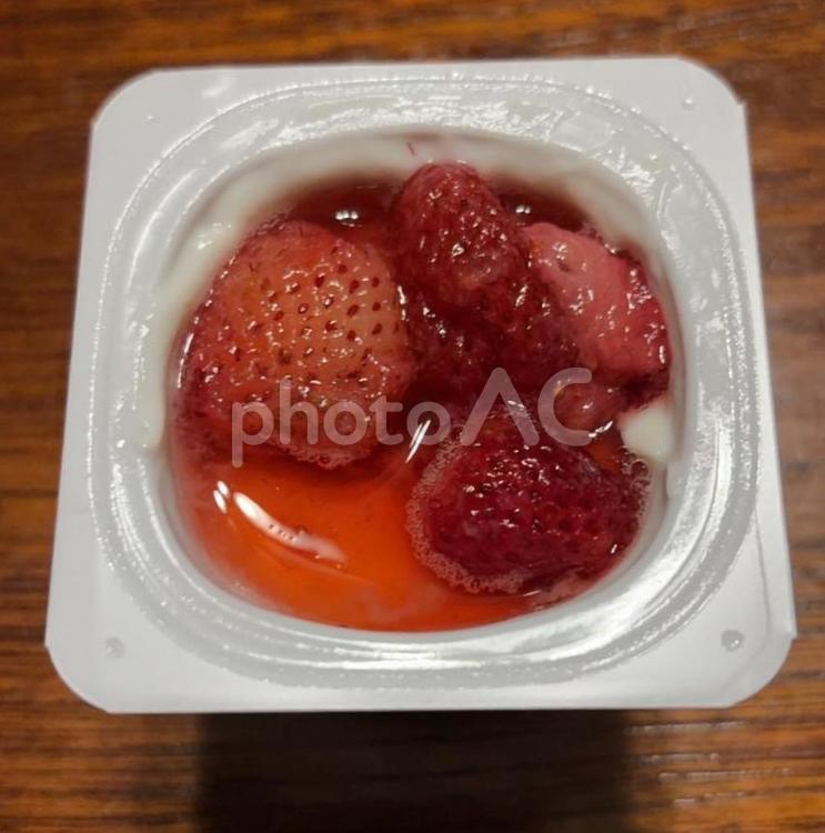 ビオヨーグルトに自家栽培苺のシロップ漬け ビオヨーグルト,ヨーグルト,自家栽培の写真素材