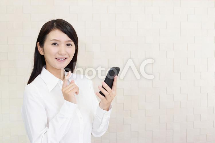 スマートフォンを持つ笑顔の女性 女性,スマートフォン,女の写真素材