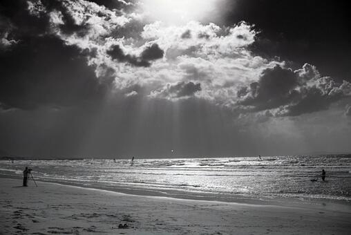 海に降りそそぐ光 海,砂浜,雲の写真素材