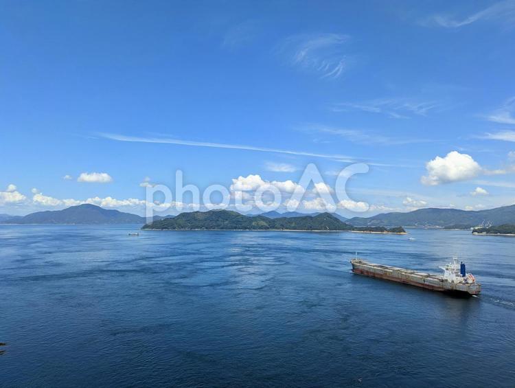 青い海原に、希望を乗せて進む船-04 海,船,瀬戸内海の写真素材
