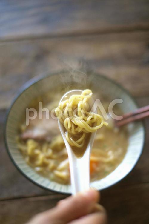 おうちで豚骨ラーメンを食べる ラーメン,豚骨ラーメン,麺の写真素材