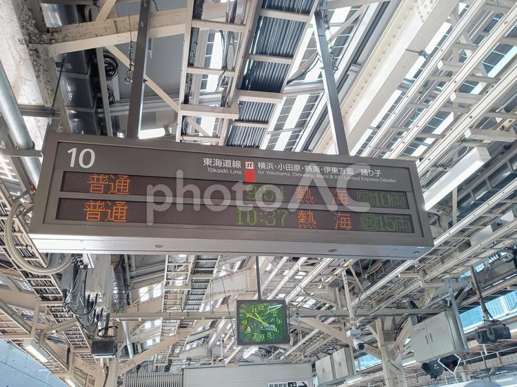 東海道線の発車案内 鉄道,ホーム,乗り換えの写真素材