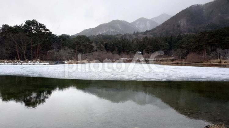 長野県-氷った大沼湖 大沼湖,湖,湖畔の写真素材