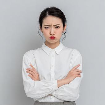 困惑した顔を見せる若い女性のポートレート 困惑した顔を見せる若い女性のポートレートの写真