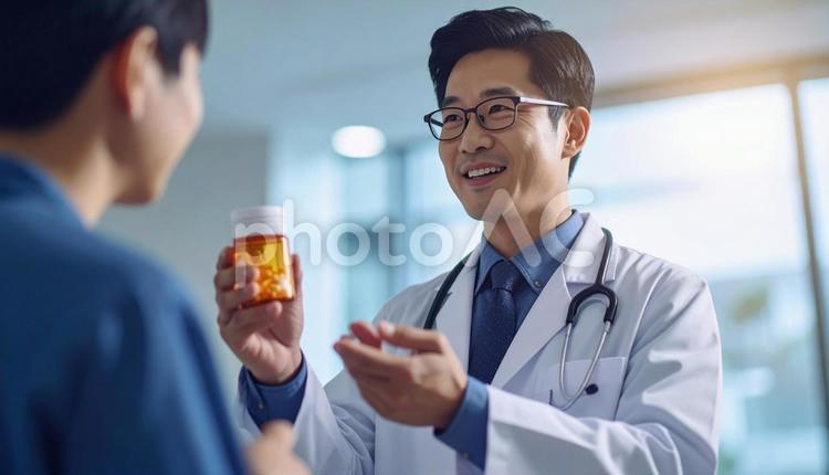 患者に対して簡単な服薬指導を行う男性医師 製薬会社,処方,漢方薬の写真素材