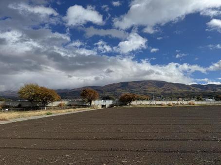 晩秋の畑と高ボッチ山(2025)の写真