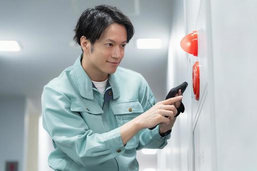 メンテナンスをする若い男性エンジニア メンテナンスをする若い男性エンジニア エンジニア,メンテナンス,技術者の写真素材