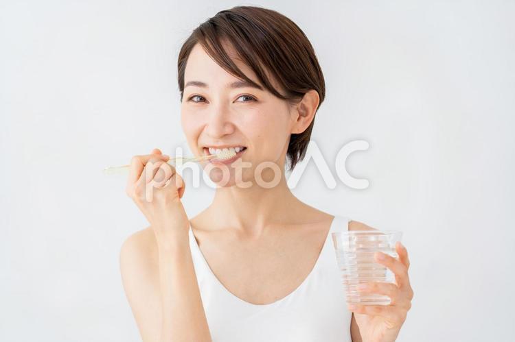 歯磨きする女性 歯磨き,美白,美人の写真素材