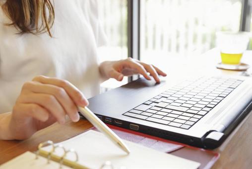 パソコンと手帳を使って仕事をする女性 パソコンと手帳を使って仕事をする女性 ノートパソコン,パソコン,pcの写真素材