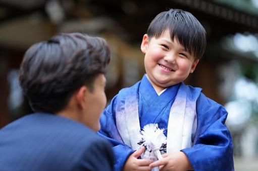 家族に囲まれて微笑む袴姿の男の子 家族に囲まれて微笑む袴姿の男の子の写真