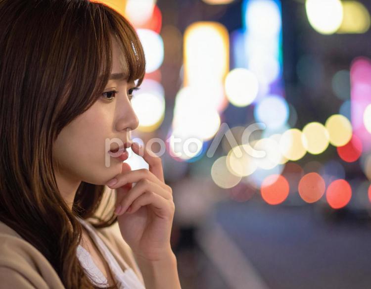 困った顔で手を顎に当てる若い女性 困惑,頭痛,病気の写真素材