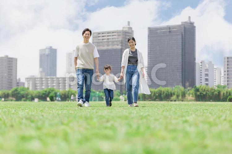 手を繋いで屋外を散歩する親子 人物,家族,女性の写真素材
