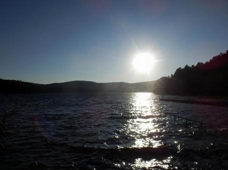 太陽が輝く夕刻の海 太陽が輝く夕刻の海の写真