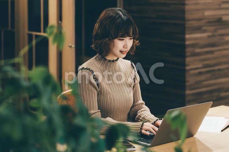 パソコンを使う女性・ビジネスウーマン 女性,ビジネス,パソコンの写真素材