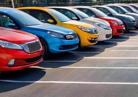 駐車場の車 駐車場の車の写真