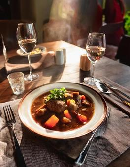 熱々のビーフシチュー(ポスター用) ビーフシチュー,シチュー,煮込み料理の写真素材