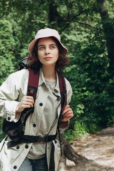 上を見上げる女性 女性,外国人,登山の写真素材