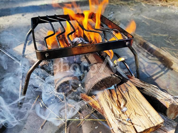 焚き火とキャンプ飯 焚き火,バーベキュー,アウトドアの写真素材