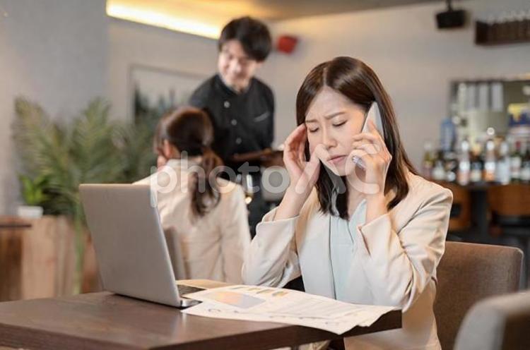 カフェでリモートワークをする女性 ビジネス,ビジネスウーマン,カフェの写真素材