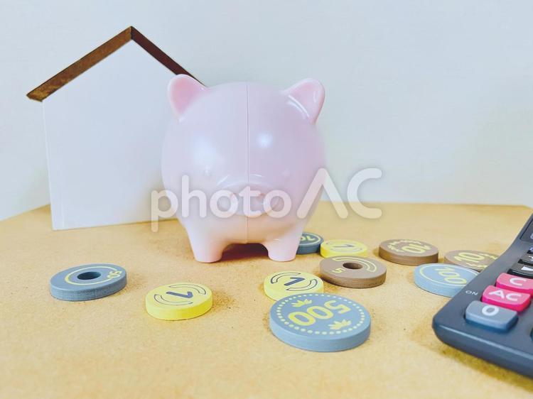 家と豚の貯金箱 貯金,貯蓄,預金の写真素材