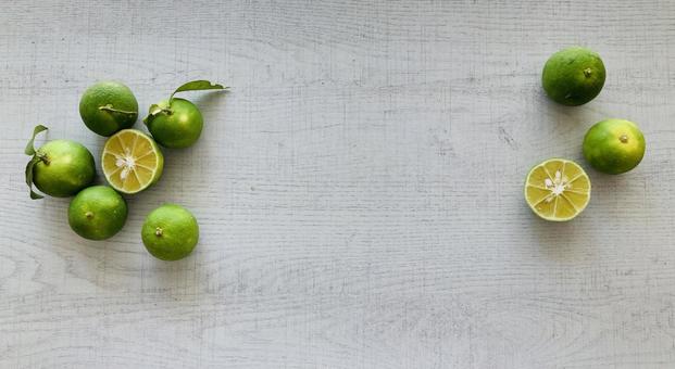 旬の果物　まな板に並べたすだちの写真