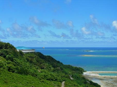 知念岬とパラグライダー 知念岬とパラグライダーの写真