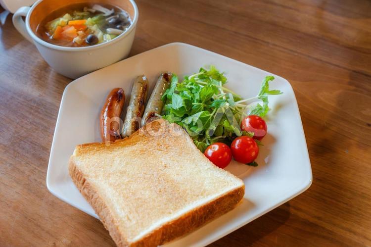 トーストソーセージ野菜スープ朝食プレート 朝食,モーニング,ブレックファーストの写真素材