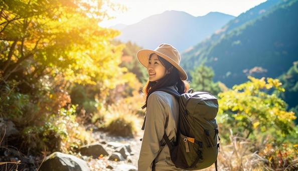 秋の山をトレッキング・登山する日本人女性 秋の山をトレッキング・登山する日本人女性の写真