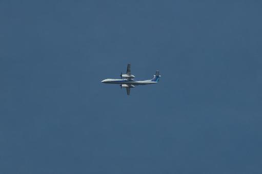 青い地平線へ上昇する航空機 青い地平線へ上昇する航空機 飛行機,航空機,旅客機の写真素材
