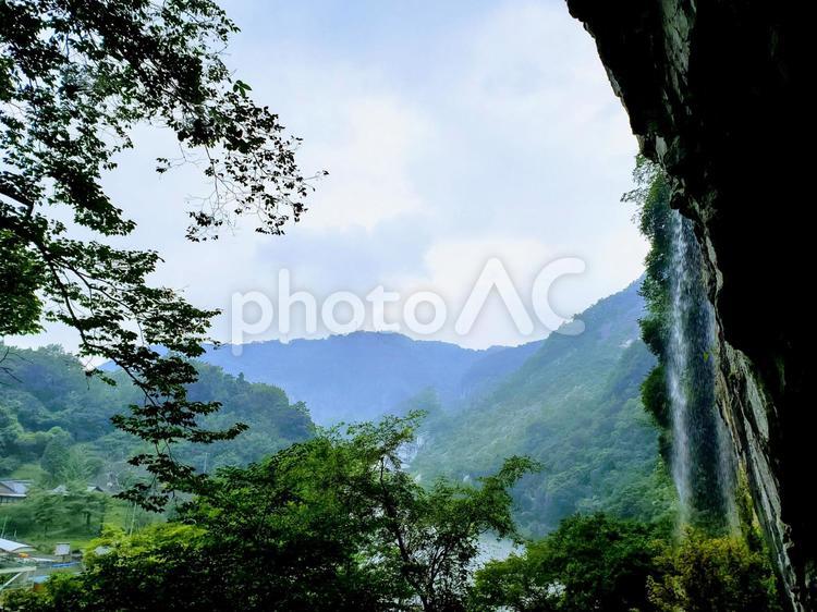 滝のある風景 空,滝,木材の写真素材