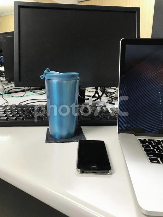 WinとMacとiPodでお仕事 パソコン,スマホ,デスクトップの写真素材