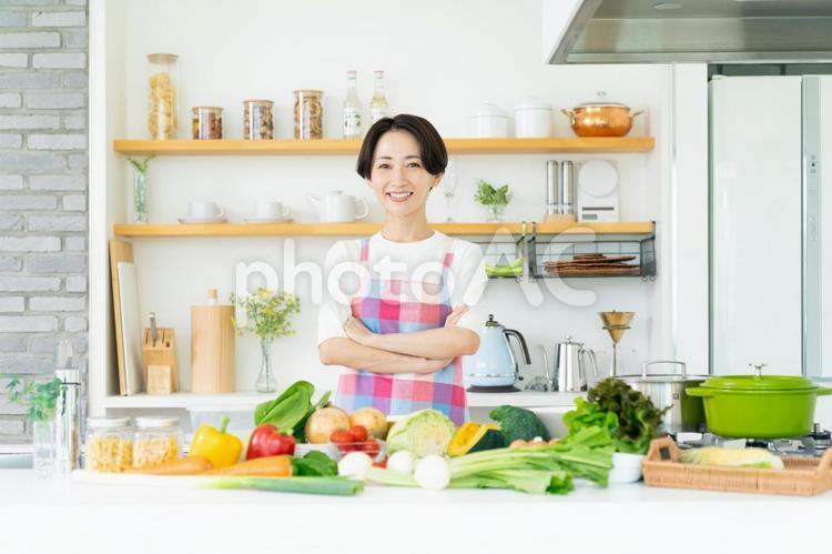 キッチンのエプロン姿の主婦 キッチン,エプロン,野菜の写真素材
