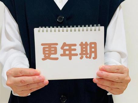 更年期と書かれたノートを掲げる女性 更年期と書かれたノートを掲げる女性 更年期,更年期障害,女性の写真素材