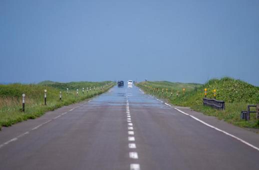 かげろうに揺らぐ直線道路 かげろうに揺らぐ直線道路の写真