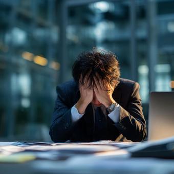 挫折と挑戦:仕事と向き合う男性 挫折と挑戦:仕事と向き合う男性の写真