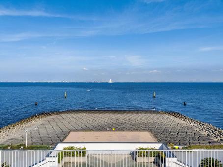 アクアライン海ほたるPAから風の塔を遠望 風の塔,海ほたるパーキングエリア,東京湾アクアラインの写真素材